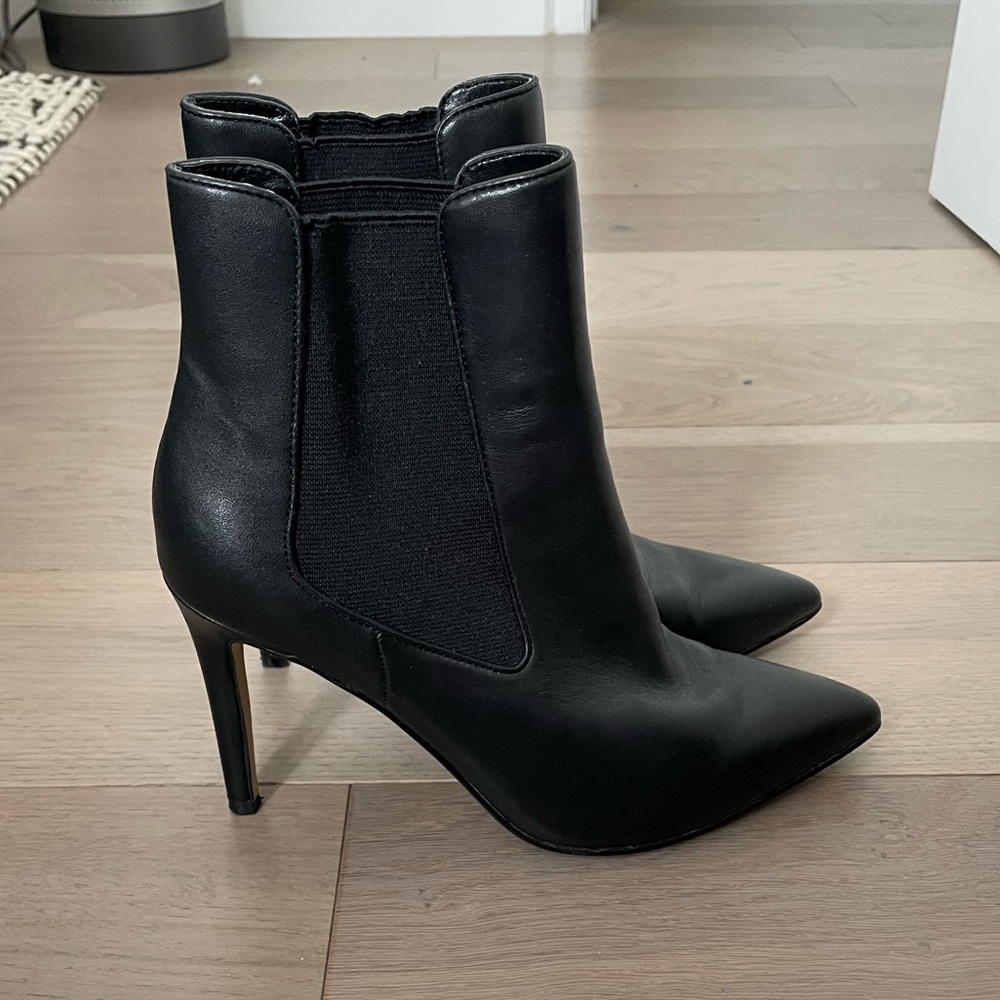 Renvy Sz 6.5 Black Booties